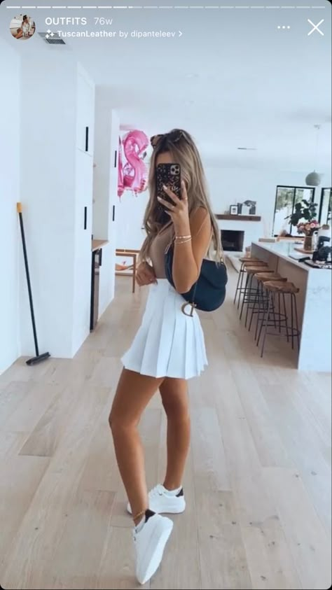 White Skater Skirt Outfit, White Tennis Skirt Outfit Summer, Tennis Skirt Outfit Casual, Tennis Skirt Outfit Winter, Tennis Skirt Outfit Summer, White Tennis Skirt Outfit, Tennis Dress Outfit, Skater Skirt Outfit, Skirt Outfit Winter