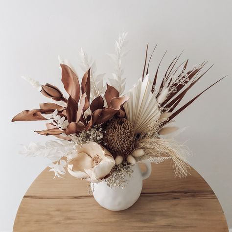 Boho Faux Flower Arrangements, Dry Flowers Centerpieces, Modern Dried Flower Arrangements, Dried Floral Arrangements Home Decor, Bohemian Floral Arrangements, White Dried Flower Arrangements, Dried Flowers Ideas Decor Vase, Small Dried Flower Arrangements, Dry Floral Arrangements