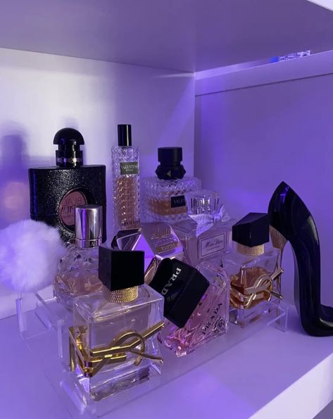 Profumo Victoria Secret, Perfume Organization, Fragrances Perfume Woman, Perfume Collection Fragrance, Perfume Scents, Perfume Lover, Bath And Body Care, Money And Happiness, Body Skin Care Routine