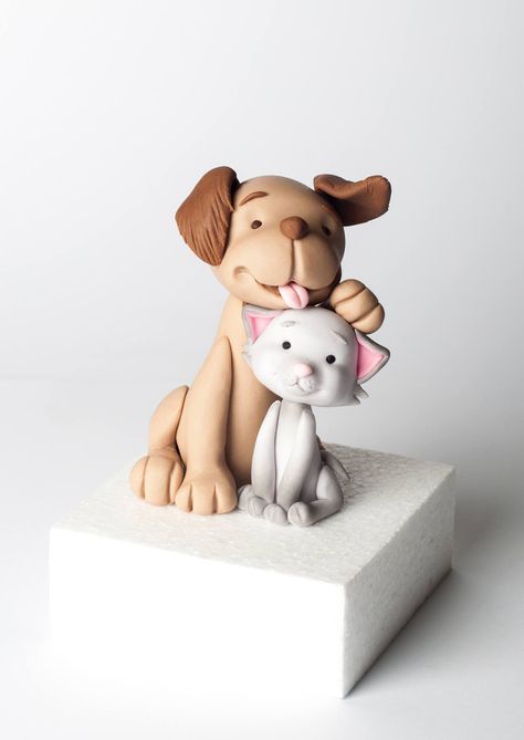 Dog and Cat topper. Photo only. Cat Fondant Topper, Dog And Cat Cake, Fimo Projects, Fondant Dog, Deco Cupcake, Cake Dog, Fondant Tips, Diy Fondant, Fondant Animals