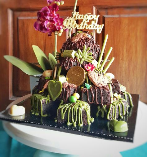 Brownie Birthday Cake Tower, Brownie Tower Ideas, Brownies Birthday Cake Ideas, Brownies Birthday Cake, Brownies Ultah, My Bestie Birthday, Tower Birthday Cake, Brownie Tower, Brownies Ideas