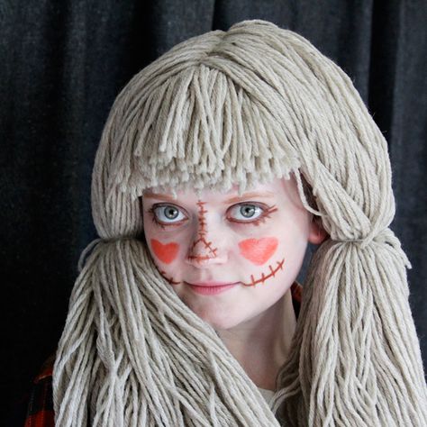 How to easily DIY a scarecrow costume with a yarn wig! Scarecrow Couples Costume, Easy Diy Scarecrow, Make Scarecrow, Yarn Doll Hair, Scarecrow Costumes, Diy Christmas Costumes, Diy Scarecrow Costume, Yarn Wigs, Scarecrows For Garden