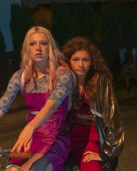 🌆Euphoria🌃 Euphoria Jules, Euphoria Clothing, Aesthetic Art Wall, Euphoria Outfits, X Poster, Euphoria Cast, Euphoria Fashion, Hunter Schafer, Print Aesthetic