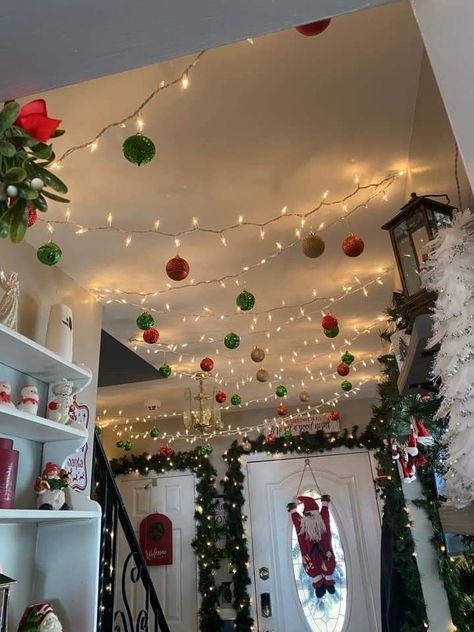 Christmas Celling Decor, Christmas Restaurant Decorations, Christmas Dorm, Christmas Decorations Apartment, Christmas Dreaming, Christmas Apartment, Cozy Christmas Decor, Christmas Decor Inspiration, Fun Christmas Decorations