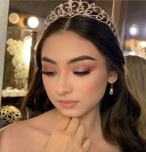 Rose Gold Simple Makeup, Simple Makeup Looks Quince, Basic Quince Makeup, Simple Red Makeup Looks For Quince, Quinceanera Make Up Natural, Xv Pink Makeup, Quinceanera Makeup Natural Rose Gold, Simple Quince Makeup Looks, Simple Pink Quince Makeup