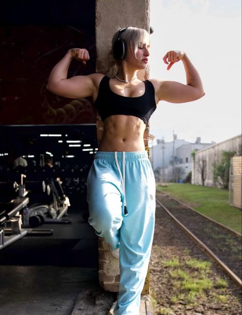 Sprinter Body Woman, Greek Goddess Physique, Figure Bodybuilding Womens, Muscular Blonde Woman, Buff Girl Aesthetic, Tall Muscular Woman, Valencia Core, Women Bulking, Buff Woman Reference