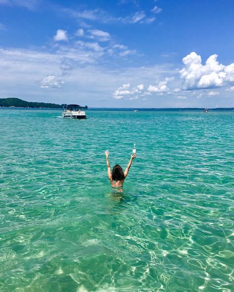 Torch Lake is Michigan's own slice of the Caribbean Glen Lake Michigan, Lake Michigan Bachelorette Party, Lake Vacation Ideas, Great Lakes Vacation, Michigan Lakes, Michigan Beach Vacations, Michigan Day Trips, Torch Lake Michigan, Michigan Adventures