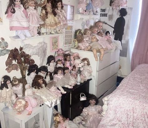 Dream Bedroom Inspiration, Antique Porcelain Dolls, Haunted Dolls, Victorian Dolls, Home Board, Living Dolls, Bedroom Goals, Kawaii Room, Old Dolls