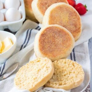 English Muffins Recipe, English Muffin Recipe, Easy Yeast Rolls, English Muffin Recipes, Homemade English Muffins, Oven Bread, Danish Dough, Dutch Oven Bread, Electric Skillet