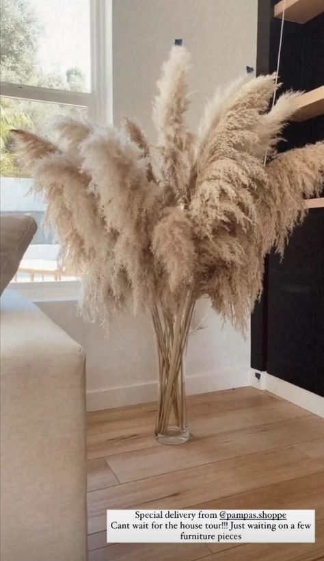 Pampas Bedroom Decor, Pampas Decor Home, Pampas Grass Decor Living Room, Pampas Deco, Boho Esthetician Room, Living Room Lighting Design, Floor Vase Decor, Girl Apartment Decor, Boho Styl