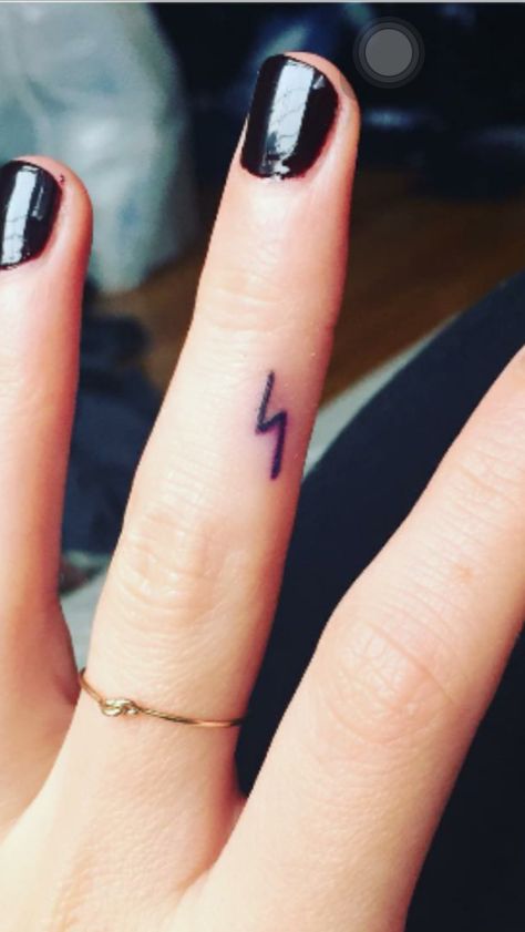 Finger Tattoos Harry Potter, Harry Potter Finger Tattoo, Harry Potter Lightning Bolt Tattoo, Harry Potter Scar Tattoo, Harry Potter Lightning Bolt, Harry Potter Scar, Harry Potter Lightning, Lightning Bolt Tattoo, Bolt Tattoo