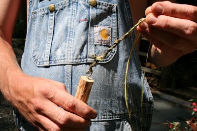 The Öko Box: Making Kudzu Rope with a Drop Spindle Kudzu Weaving, Yucca Plant, Drop Spindle, Plant Fibres, Box Making, Back In The Day, Fiber Art, Baskets, The Day