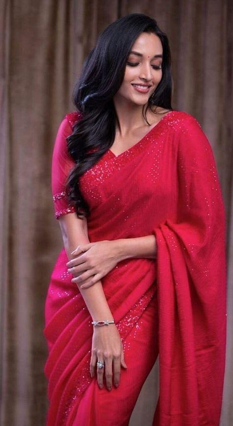 Desi Painting, Shrinidhi Shetty, Sequinned Saree, Srinidhi Shetty, Kgf 2, Bollywood Hairstyles, Saree Poses, Indian Fashion Saree, Saree Photoshoot