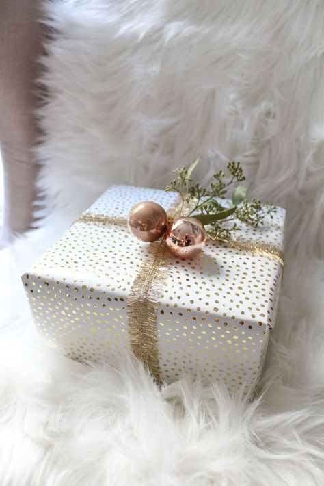 Gorgeous White and Gold Presents for the Holidays White Wrapped Christmas Presents, White Box Gift Wrapping, White And Silver Wrapping Christmas Gifts, White Gold Wrapping Christmas Gifts, Gold Presents, Cute Gift Wrapping, White And Gold Wrapping Paper, Christmas Present Wrap, Cute Gift Wrapping Ideas