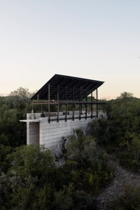 Espina sits high above a cattle ranch. Modern Agrarian Architecture, Community Park Design, Ranch Architecture, Curved House, Vertical Architecture, Cantilever Architecture, Typology Architecture, Architecture Pavilion, Waterfront Architecture