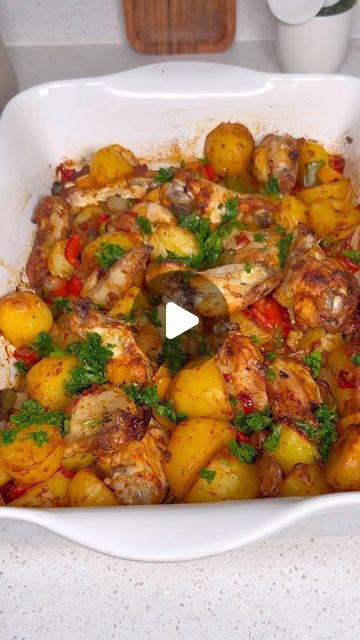 Funto Ogunnaike on Instagram: "Add this to your Christmas recipe list and thank me later guys😘

Ingredients
Irish potatoes 
Chilli pepper
Bell pepper 
Chicken wings
Smoked paprika
Curry 
Thyme
Chicken seasoning
Cumin
Salt
Fresh ginger and garlic 
Olive oil 
Water
Fresh parsley 
Fresh coriander 

#recipes #onepanmeal #renkskitchen #tasty #yummy" Irish Chicken Curry, Chicken Bell Pepper Potato Recipes, Garlic Chilli Chicken Curry, Lemon Pepper Chicken And Potatoes, Piti Piri Chicken, Chicken Potato Bake, Thyme Chicken, Stock Recipes, Irish Potatoes