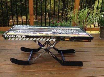 Crafts For Moms, Hockey Stick Furniture, Hockey Stick Crafts, Hockey Man Cave, Hockey Diy, Hockey Crafts, Hockey Bedroom, Hockey Decor, Hockey Room