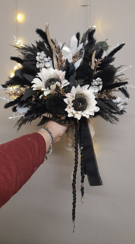 Black And Silver Flower Bouquet, Black And Silver Bouquet, Black Bouquet Wedding, Wedding Bouquets Black, Casablanca Party, Black And White Bouquet, Senior Hoco, Black Bouquet, Dried Flowers Bouquet