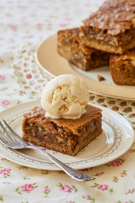 Maple Pecan Blondies Maple Pecan Blondies, Pecan Blondies Recipe, Pecan Blondies, Chewy Brownies Recipe, Blondie Recipe, Bigger Bolder Baking, Butterscotch Sauce, Homemade Vanilla Extract, Chewy Brownies