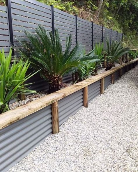 Ooooh 😍 Now THIS gives us some total #fence & #landscapedesign envy! Love the combo of #aluminium slat fencing with #colorbond & the… Tin Retaining Wall, Slatted Privacy Fence, Green Fence Ideas, Plants For Privacy Fence, Garden Beds Along Fence, Planter Fence, Colorbond Fence, Slat Fencing, Slatted Fence