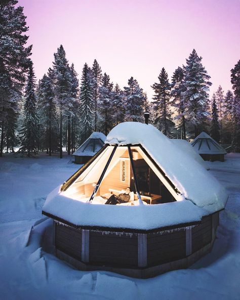 Aurora Igloo Huts Cabin In The Snow, Snow Cabin, Outdoor Hot Tub, Tenda Camping, Glamping Site, Cabin Life, Cozy Place, Yurt, Tiny Living