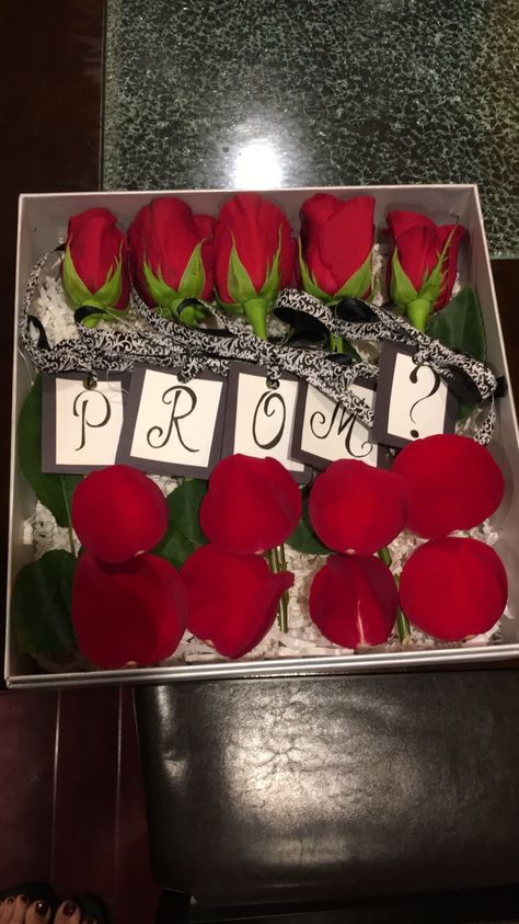 Promposal Ideas Simple, Cute Simple Promposal Ideas, Promposal Ideas With Flowers, Simple Prom Proposal Ideas, Prom Cards Ideas, Simple Promposal, Asking Someone To Prom, Prom Proposal Ideas, Creative Prom Proposal Ideas