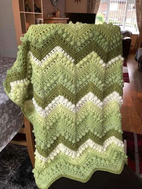 CROCHET EASY TUTORIAL | My new blanket in shades of green looks beautiful | Facebook Sage Green Cake, Crochet Hugs, Crochet Blanket Colors, Caron Cakes, Crochet Tutorial Pattern, Crochet Easy, Autumn Ideas, Crochet Throw Blanket, Crochet Goodies