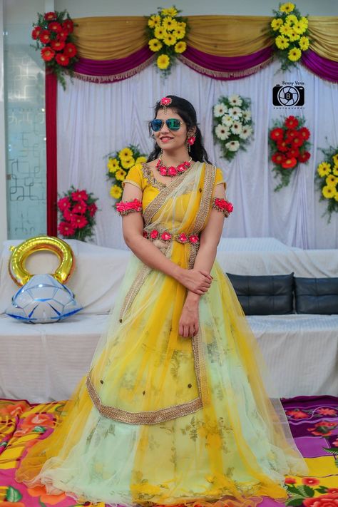 Haldi Ceremony Photo Poses, Haldi Program Photoshoot, Haldi Poj Girl, Haldi Bride Poses New, Haldi Poses For Bride Simple, Girl Haldi Poss, Haldi Outfits Bride, Haldi Shoot Poses Bride, Haldi Poses Bride