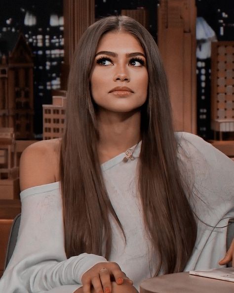 Zendaya Brown Hair, Zendaya Hair Color, Zendaya Makeup, Mode Zendaya, Estilo Zendaya, Zendaya Hair, People From The Past, Rambut Brunette, Zendaya Maree Stoermer Coleman