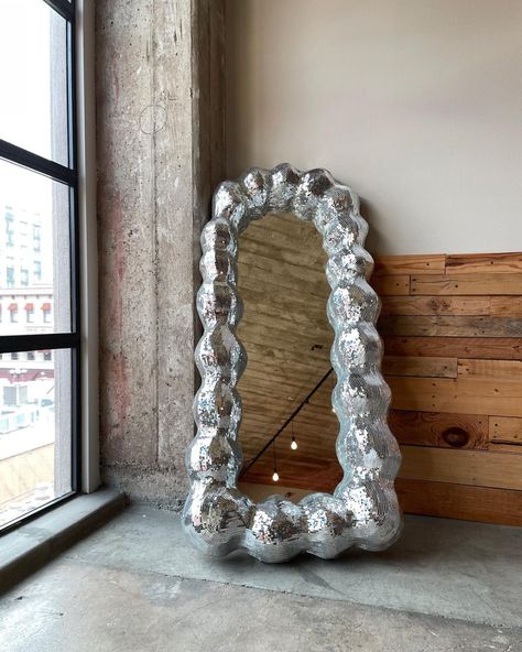 Toutes les publications • Instagram Disco Ball Mirror Frame, Abba Wedding, Modern Wall Decor Ideas, Mirrors Design, Mirror Disco Ball, Disco Ball Mirror, 80s Interior Design, Disco Mirror, Wall Decorating Ideas