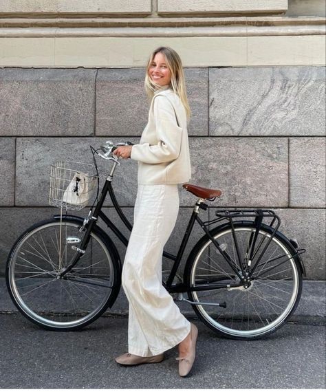 White Flats Outfit, Ballet Flats Street Style, Flats Outfit Summer, Cream Ballet Flats, Outfits Uni, The Round Up, White Ballet Flats, Cream Outfit, Ballet Flats Outfit