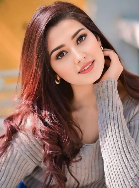 Beautiful Girls Dp Face, Latest Makeup Trends, Long Hair Pictures, Outfit Styling, Stylish Dpz, Latest Makeup, Beautiful Dresses For Women, Stylish Outfit, Beautiful Hijab