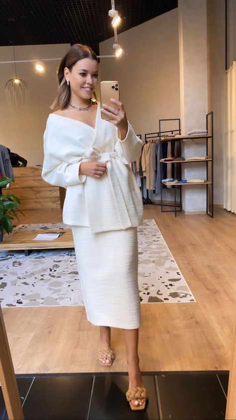 Work Outfit For Pregnant Women, White Pregnancy Dress, Maternity Wedding Guest Outfit, Pregnant Wedding Guest Outfits, Maternity Workwear, Maternity Work Wear, Modern Maternity, Maternity Clothes Fashionable, Stylish Maternity Outfits