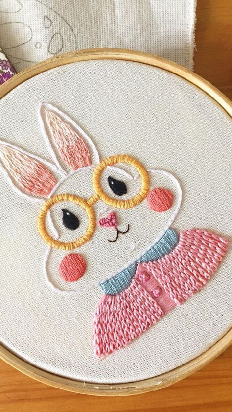 Embroidery Cute Designs, Hand Embroidery Designs Flowers, Simple Cute Embroidery, Cute Embroidery Designs Simple, Hand Embroidery Inspiration, Embroidery Inspiration Simple, Embroidery Designs Simple, Embroidery Designs Pattern, Creative Embroidery Designs