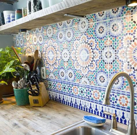 ACHEI UMA PAREDE DE PIA IGUAL A MINHA. SÓ A CERÂMICA Q TEM ESTAMPA DIFERENTE, MAS É LINDA TAMBÉM. É DE UMA COZINHA MARROQUINA. Dekorasi Maroko, Moroccan Tile Backsplash, Spanish Style Kitchen, Moroccan Kitchen, Herringbone Backsplash, Kitchen Backsplash Designs, Mediterranean Decor, Tile Inspiration, Moroccan Tile