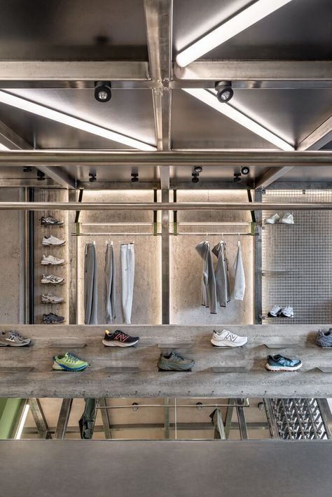 Gallery of Pulse Sportswear Store / Sobchenko Architects - 12 Athletic Store Design, Nirvana Outfit, Tactical Store, Sportswear Store, Led Store, Luxury Activewear, Steel Shelving, Business Space, Boutique Trends