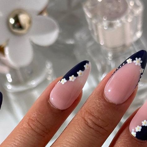 pearlie pressed | diy nail art | gel x on Instagram: "navy blue spring nails 🫐☁️ - what do you think?  using @beetlesgelpolish “floral rhapsody”  [flower nails, flower nails art, pink flower nails, flower nails inspo, flower almond nails, spring flower nail art, flower nail art, flower nail art design, hand painted flower nail art, nail art with flower, simple flower nail, nail inspo, nail inspiration, nails inspo 2024, long nails inspo, trendy nails designs, trendy nails for 2024]  #flowernailart #flowernail #flowernaildesign #flowernailsart #flowernails🌺 #flowernails #floralnails #floralnailart #nailswithflowers #springnails #springnailart #pinkflowernails #flowernailinspo #frenchtipnails" Pink And Blue Nails Flowers, Mail Ideas Almond, Easy Blue Nail Art, Classy Flower Nails, Baddie Nail Designs Blue, Navy Almond Nails Design, Nail Art Inspo 2024, Black Nail Designs With Flowers, Navy Blue Spring Nails