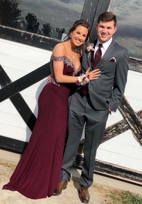 Maroon Prom Couple, Burgundy Tux, Wine Red Prom Dress, Tux Prom, Vestidos Color Vino, Diy Tutu Dress, Burgundy Wedding Theme, Prom Tux, Farewell Dresses