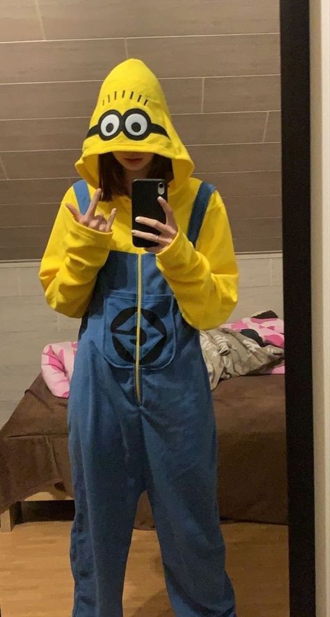 Onesie Ideas Women, Halloween Costume Onsie, Onesie Aesthetic, Onesie Halloween Costumes, Minion Onesie, Foxy Costume, Pikachu Pajamas, Minion Outfit, Minion Halloween