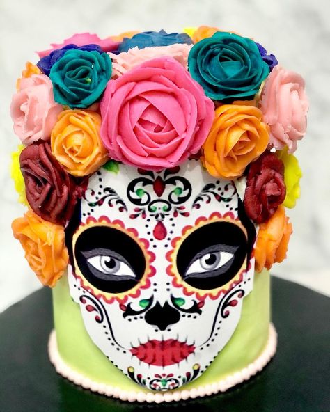 Ideas para decorar fiesta temática del "Día de los muertos" Catrina Cake Ideas, Dia De Los Muertos Cake Ideas, Day Of The Dead Cake Ideas, Day Of Dead Party, Sugar Skull Birthday, Skull Makeup Ideas, Skeleton Cake, Sugar Skull Cakes, Dia De Los Muertos Party Ideas