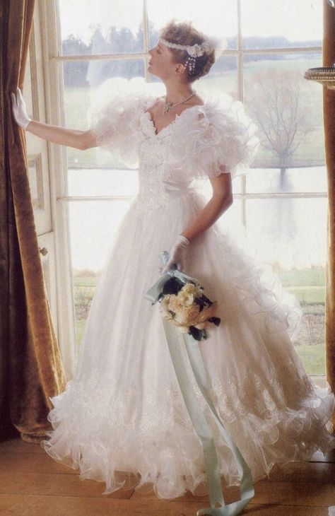 Vintage Weddingdress, Dramatic Wedding Dress, Bridal Veils And Headpieces, Gowns Vintage, Retro Bride, Hollywood Costume, Francoise Hardy, Wedding Gowns With Sleeves, Dresses Satin