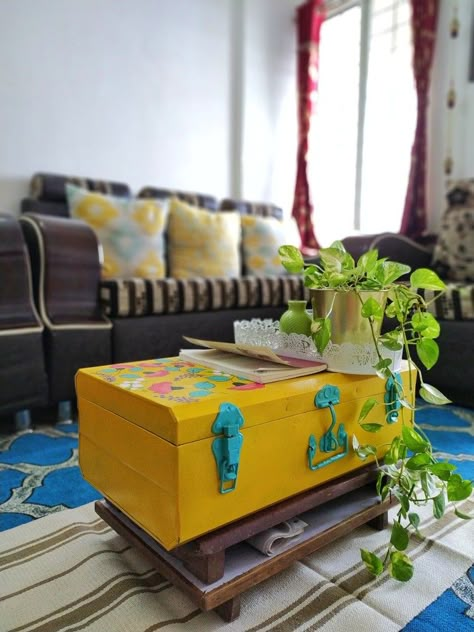 Trunk Design Ideas, Trunk Box Painting Ideas, Metal Trunk Painting Ideas Diy, Old Trunk Painting Ideas, Diy Trunk Makeover, Old Box Decor Ideas, Trunk Ideas Decor, Trunk Box Decor, Old Trunks Makeover