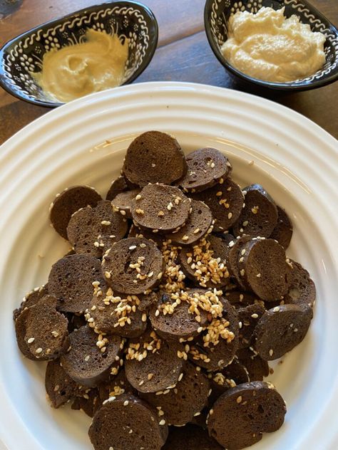 Gardettos Rye Chips Recipe, Rye Chips Recipe, Rye Crispbread Recipe, Bagel Chips Recipe, Rye Chips, Pumpernickel Bagel, Rye Bagels, Bread Chips, Fancy Foods