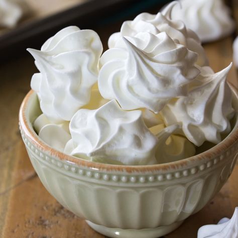 Meringue Cookies Easy Meringue Recipe, Easy Meringue Cookies, Vanilla Meringue, Easy Meringues, Sugar Spun Run, Meringue Cookie Recipe, Meringue Cookie, Meringue Desserts, Meringue Recipe