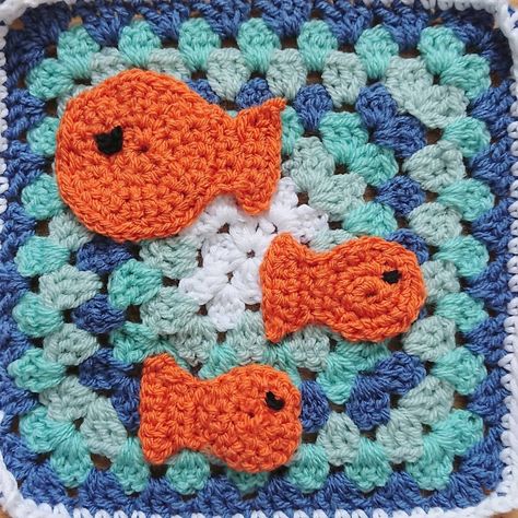 Lulubelle Crochet on Instagram: “Granny square day - this was my square last year and I still love it...🐠🐡🦈🐟🐙 Fish design by @coastalcrochet #grannysquareday2020 #crochet…” Crochet Water Lily Granny Square, Crochet Beach Granny Square, Fish Granny Square, Funny Granny Squares, Frog Granny Square, Fun Granny Squares, Crochet Beer, Knitting Board, Crochet Hedgehog