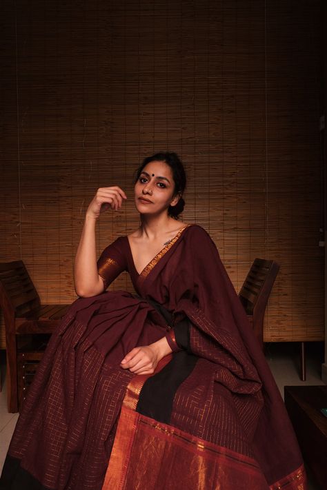 Margazhi Vintage Saree Blouse, Indian Vintage Saree Look, Traditional Saree, Saree Photoshoot Poses, Formal Transitional Traditional Saree, Margazhi Sarees, Cotton Saare Aesthetic, Coffee Colour Saree, Elegant Brown Traditional Saree