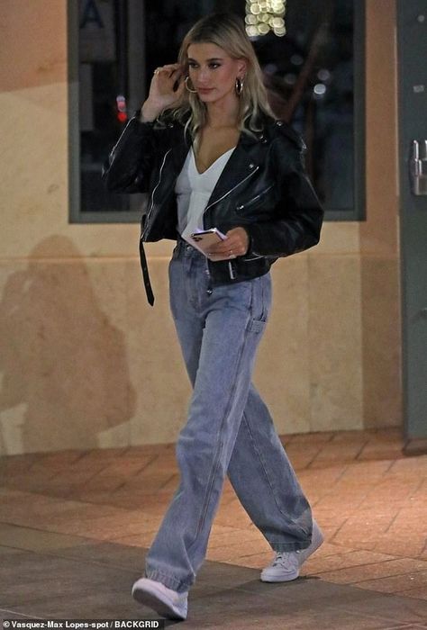 Celeb Jeans Outfit, Style Inspiration Night Out, Wedding Social Outfit, Hailey Baldwin Street Style Winter, Hailey Baldwin Jeans, Hailey Bieber Style Jeans, Hailey Bieber Style Night Out, Hailey Bieber Classy Outfits, Cool Daily Outfits