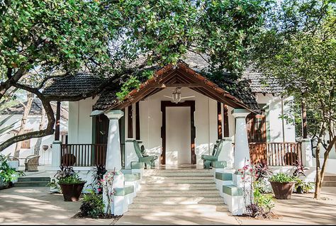 Tara Verde in Goa: a renovated Portguese colonial style residence. House Columns, Indian Home Design, Kerala House Design, Kerala Houses, Small Farmhouse, Village House Design, Courtyard House, Farmhouse Exterior, Village Houses