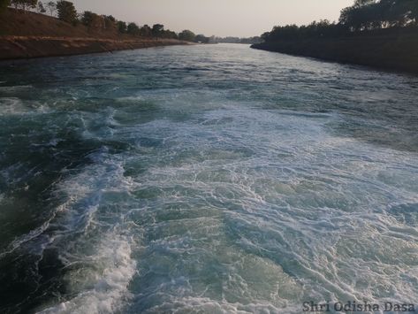 Mahanadi or The Great River spans a length of about 858 km during its journey to the sea. #Mahanadi #Mahanadi_river #river #holy #namami #NamamiMahanadi #Odisha #unexplored #scenic Mahanadi River, Cardboard Chair, Great River, Quick Jokes, Beautiful Photo, The Sea, Water, Quick Saves, Nature