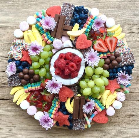 Sunday’s done ✅ via the fabulous @therusticplatterco 😍💕 . . . . #platters #grazing #amazing #yummy #chocolate #candy #rainbow #colour… Decorações Com Comidas, Dessert Platter, Web 1, Party Food Platters, Party Platters, Party Food And Drinks, All In, Snacks Für Party, Cheese Platters